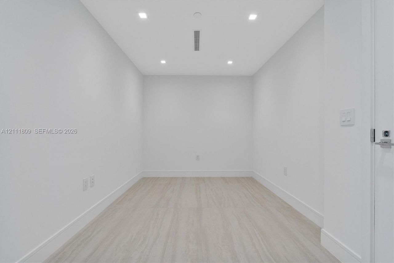 2411 Laguna Circle , Unit 2304, North Miami, FL 33181 Photo