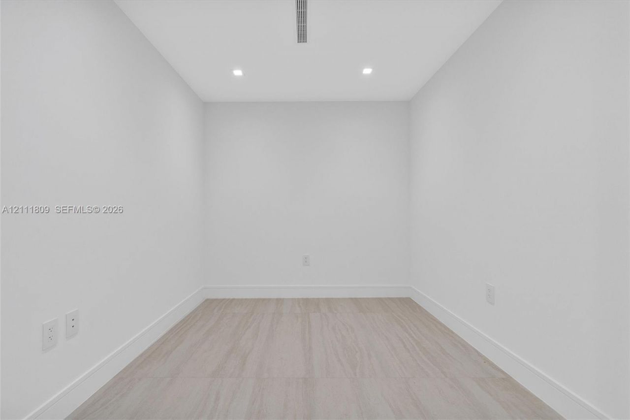 2411 Laguna Circle , Unit 2304, North Miami, FL 33181 Photo