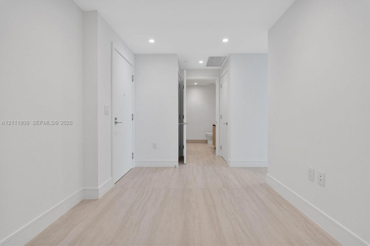 2411 Laguna Circle , Unit 2304, North Miami, FL 33181 Photo