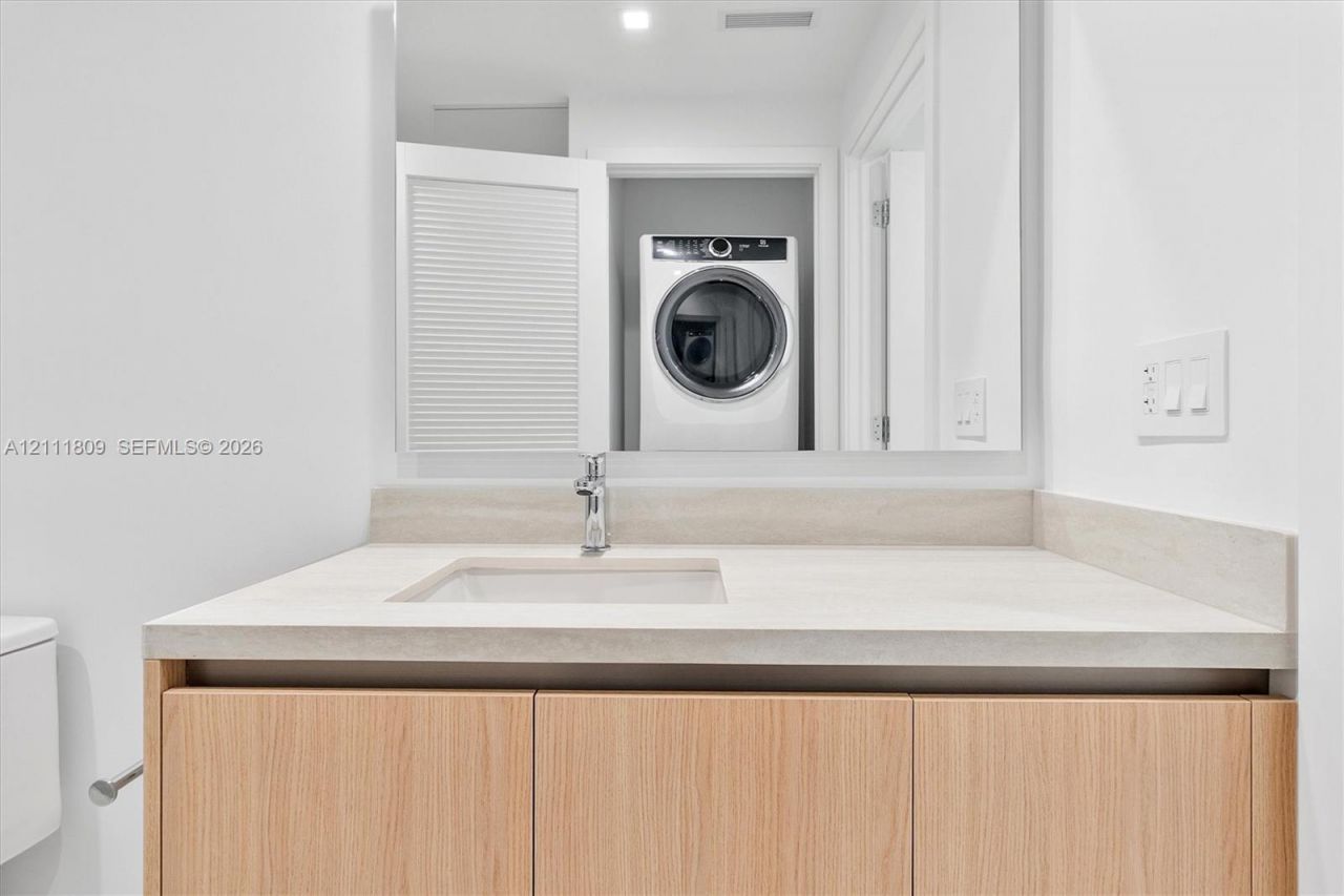 2411 Laguna Circle , Unit 2304, North Miami, FL 33181 Photo