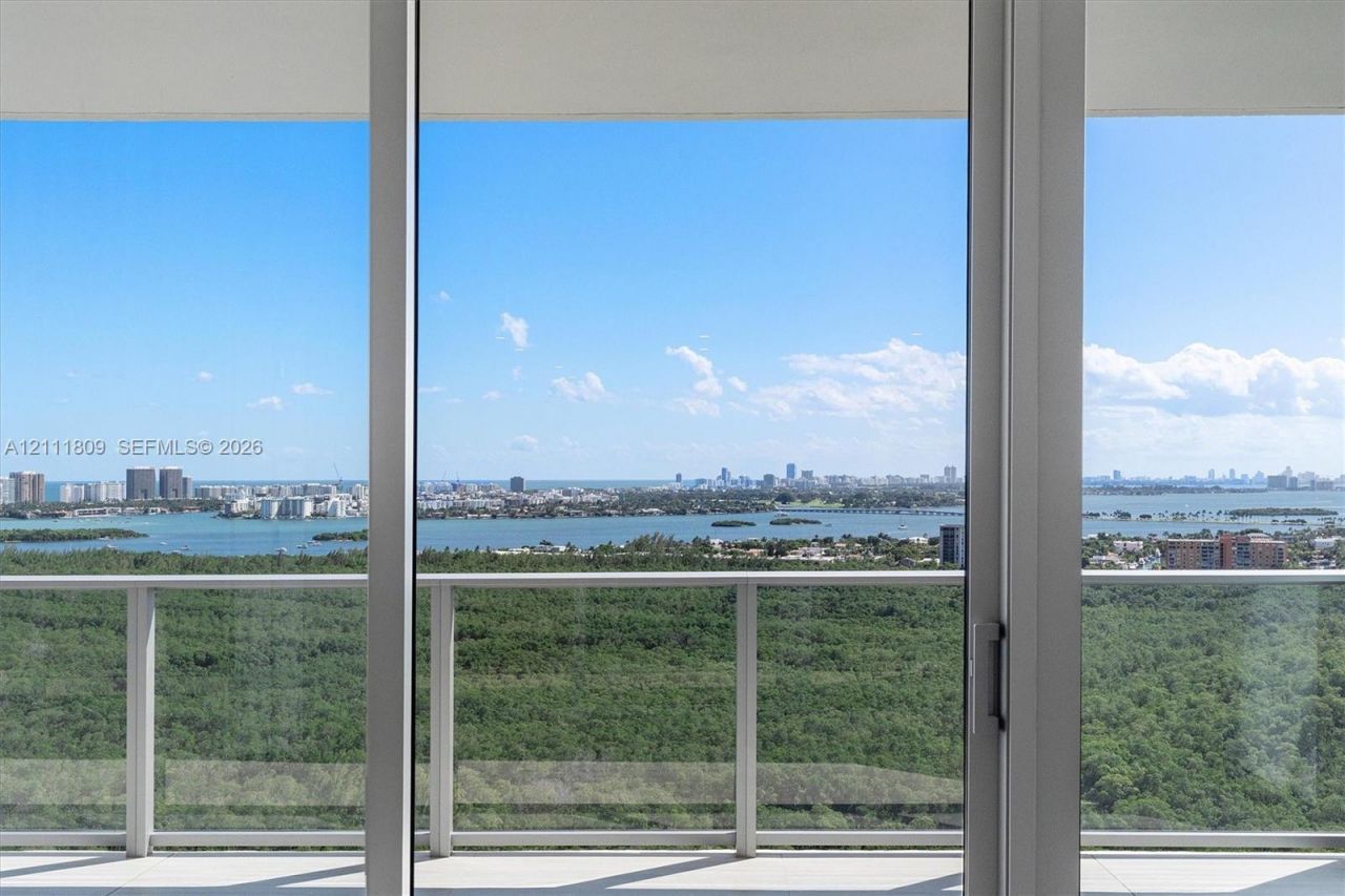 2411 Laguna Circle , Unit 2304, North Miami, FL 33181 Photo