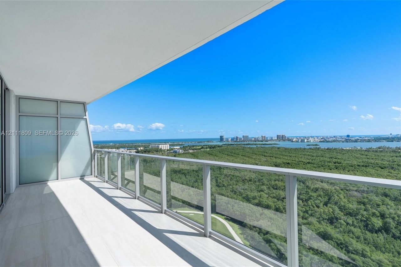2411 Laguna Circle , Unit 2304, North Miami, FL 33181 Photo