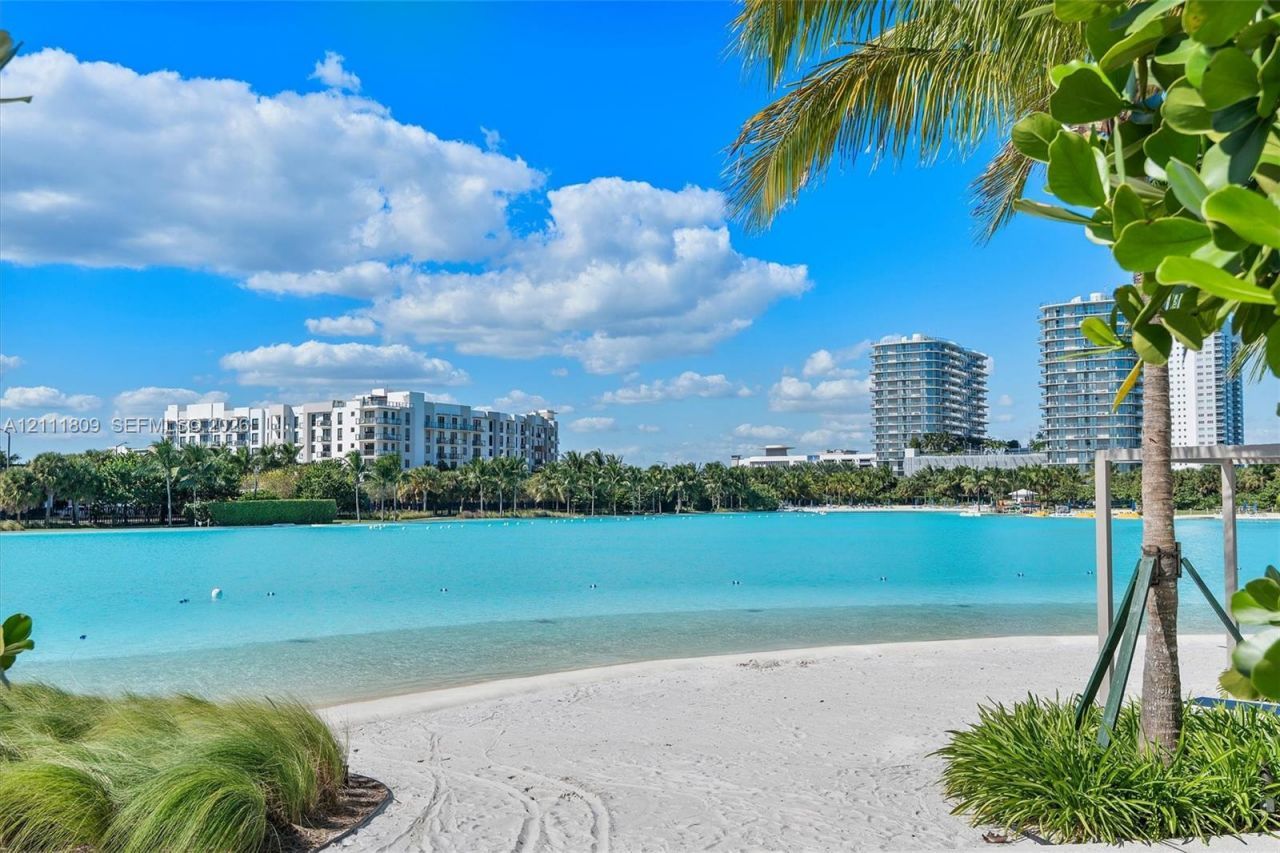 2411 Laguna Circle , Unit 2304, North Miami, FL 33181 Photo
