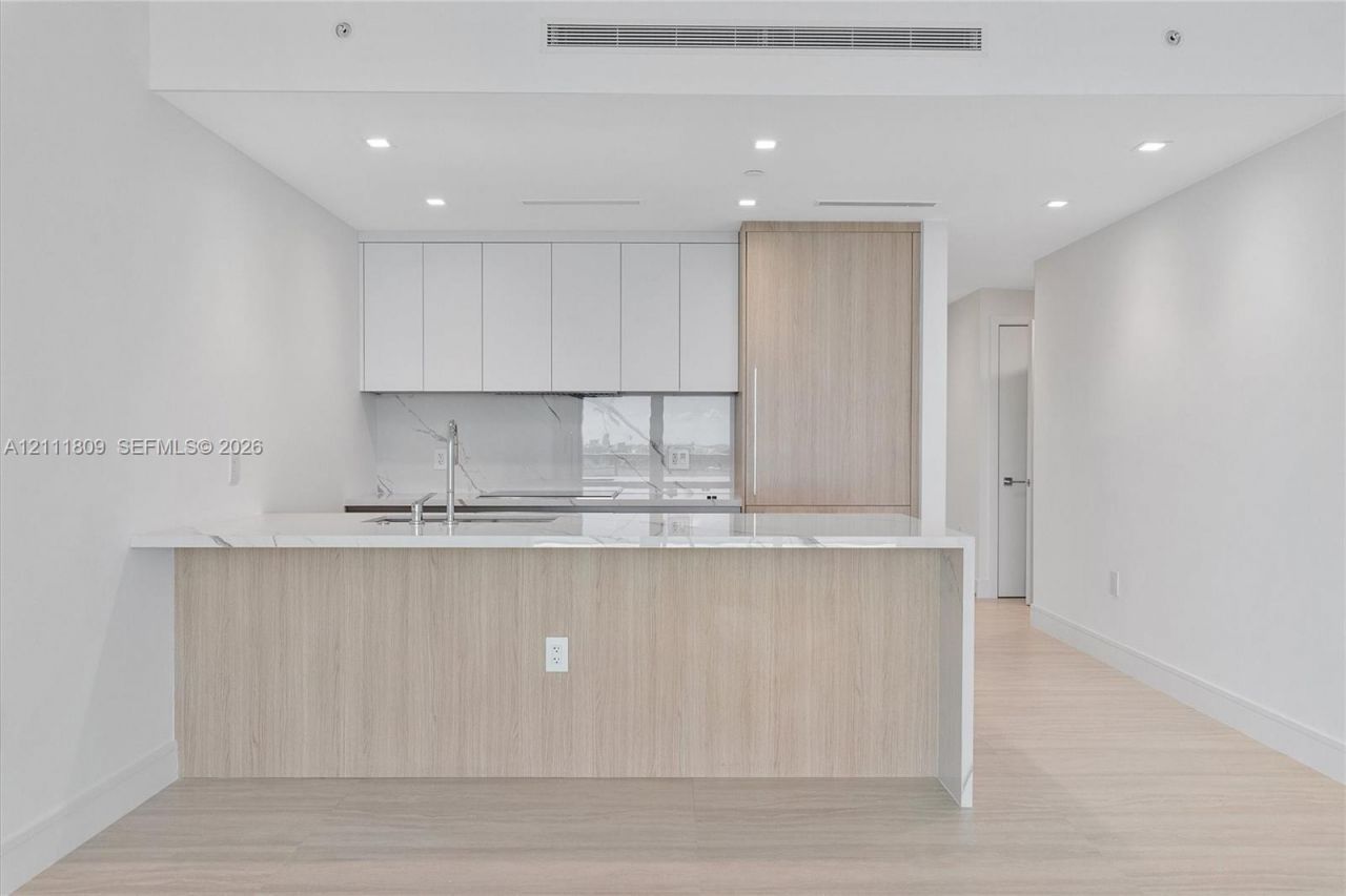 2411 Laguna Circle , Unit 2304, North Miami, FL 33181 Photo