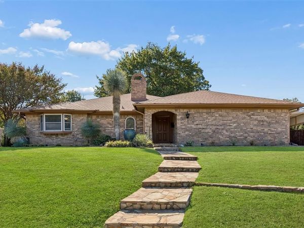 5945 Diamond Oaks Drive S, Haltom City, TX 76117