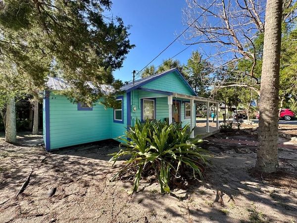 690 6th St, Cedar Key, FL 32625