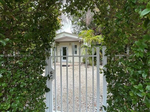 2490 NE 182nd St , North Miami Beach, FL 33160
