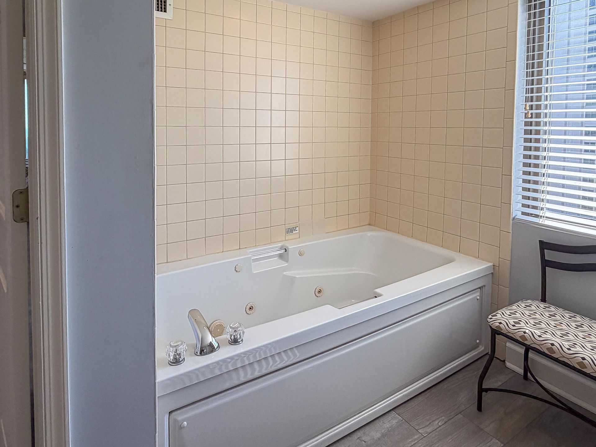 8560 Queensway Blvd.  Photo 26