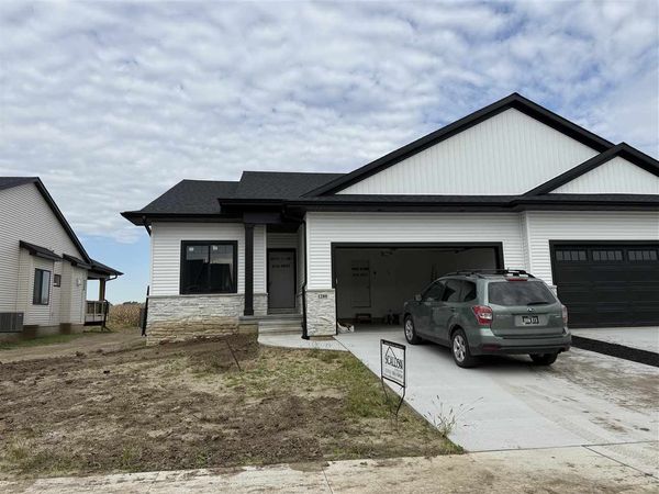 1280 Berkshire Ln, North Liberty, IA 52317