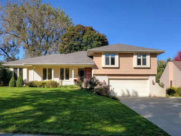 4216 98th Street , Urbandale, IA 50322