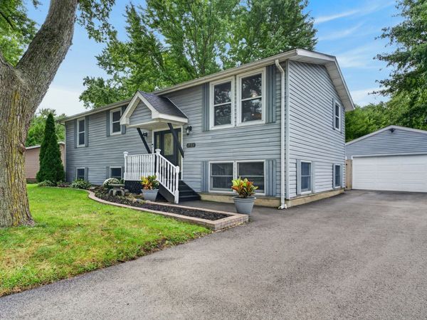 1521 Surrey Road , Batavia, IL 60510