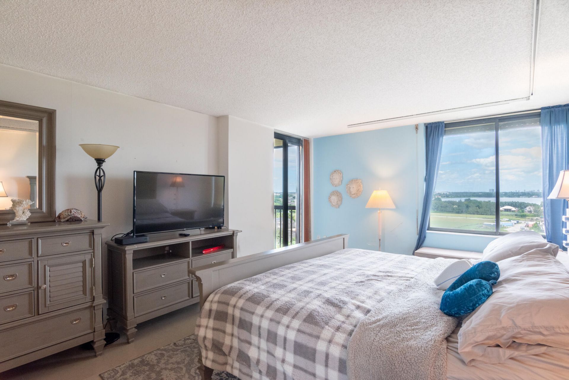 2480 Presidential Way, Unit 1103, West Palm Beach, FL 33401 Photo