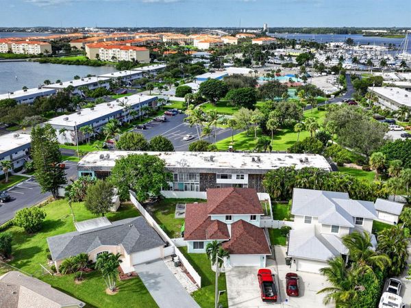 1200 COLONNADES Drive, Unit 207, Fort Pierce, FL 34949