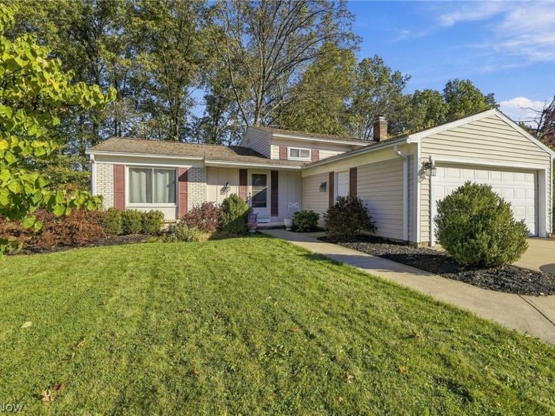 26956 Oxford Park Lane, Olmsted Township, OH 44138 Photo 2