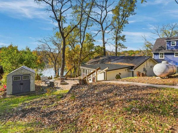 21580 259th Street, Delhi, IA 52223