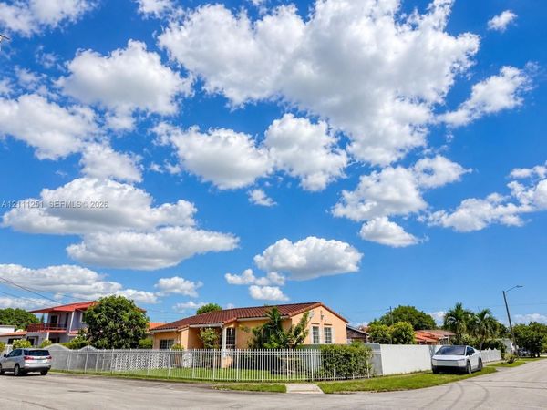 201 NW 61st Ave , Miami, FL 33126