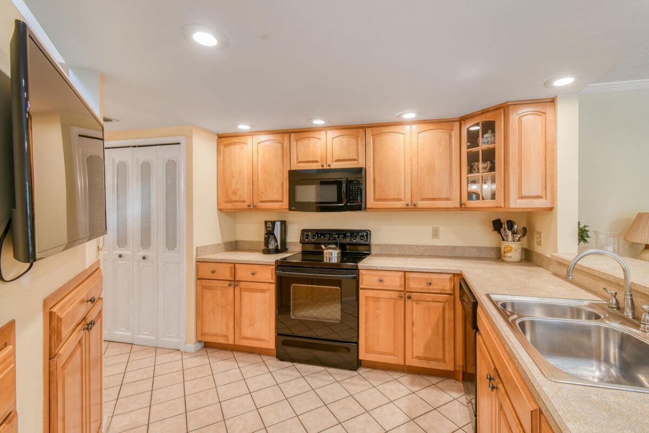 28 Uno Lago Drive, Juno Beach, FL 33408 Photo