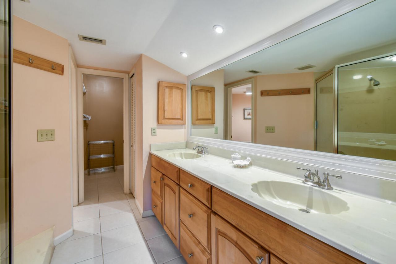 28 Uno Lago Drive, Juno Beach, FL 33408 Photo