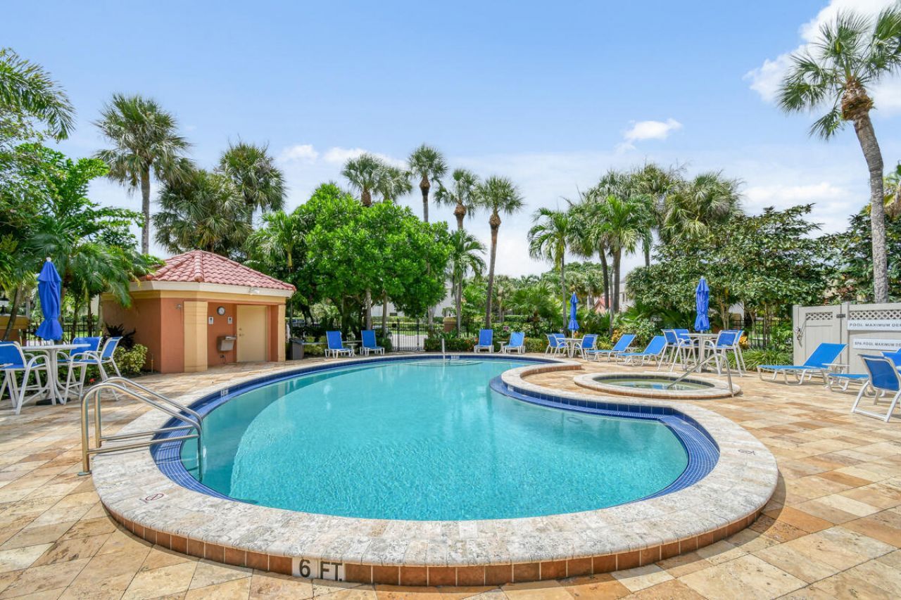 28 Uno Lago Drive, Juno Beach, FL 33408 Photo