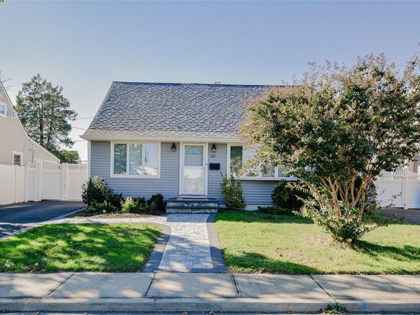60 Vincent Road , Hicksville, NY 11801