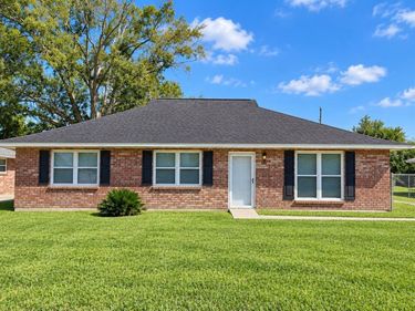 11354 Peggy St, St Amant, LA 70774
