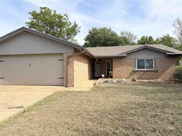 2305 NW Robinhood Dr, Lawton, OK 73505