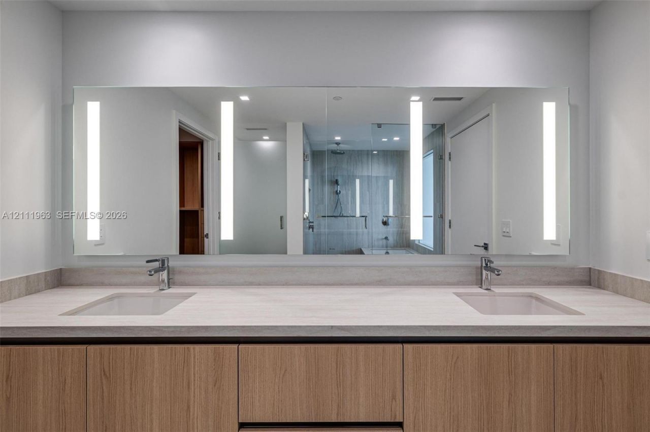 2411 Laguna Cir , Unit 2311, North Miami, FL 33180 Photo