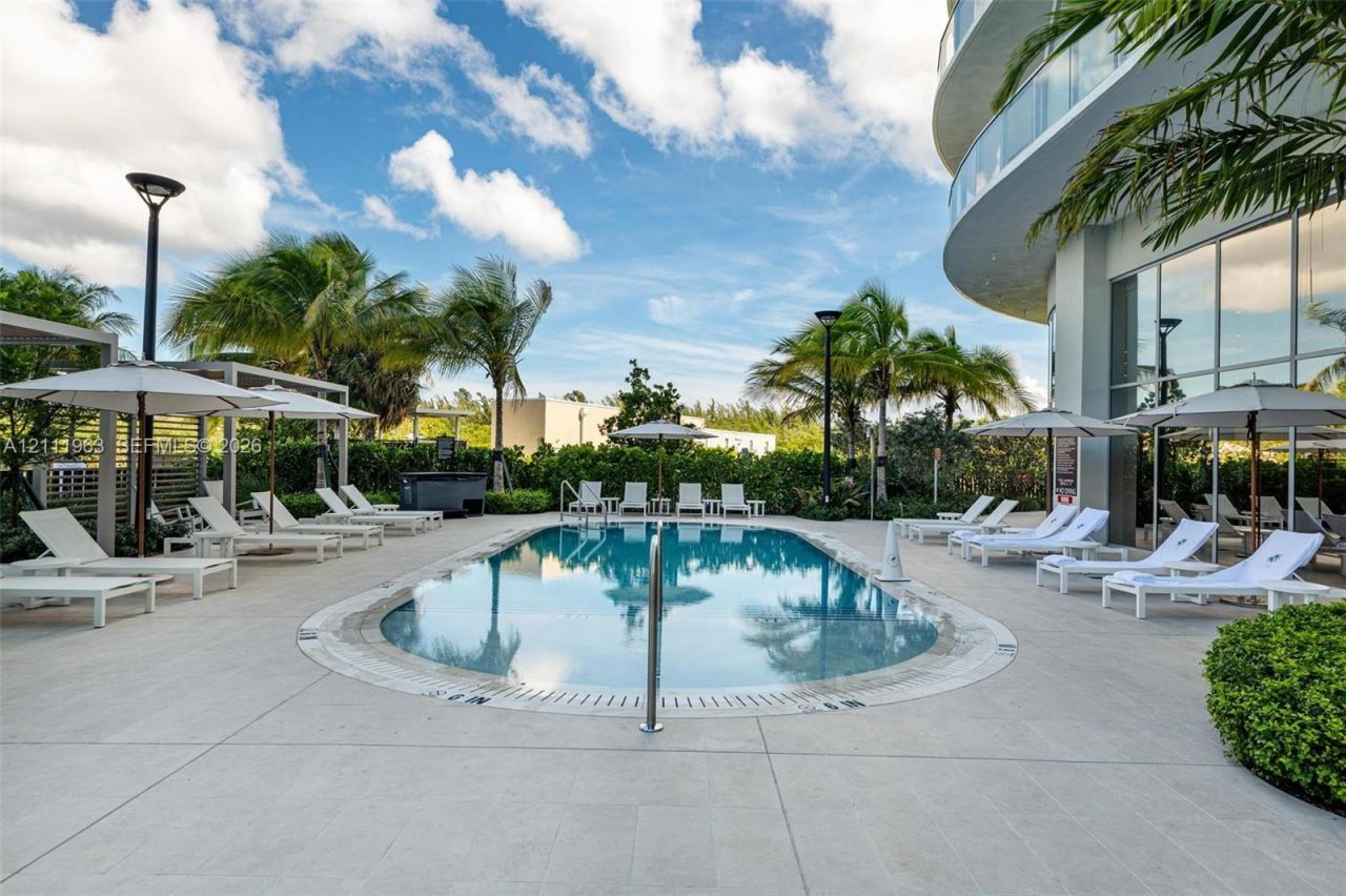 2411 Laguna Cir , Unit 2311, North Miami, FL 33180 Photo