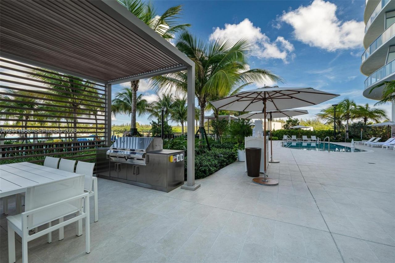 2411 Laguna Cir , Unit 2311, North Miami, FL 33180 Photo