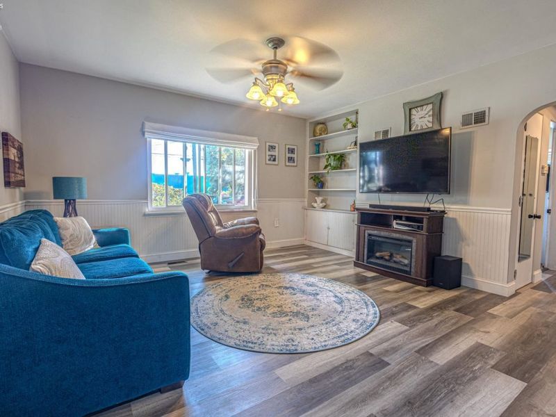 725 E Center Street, Bellevue, OH 44811 Photo 3