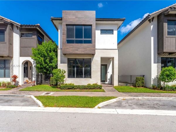 8061 NW 42nd St , Doral, FL 33166