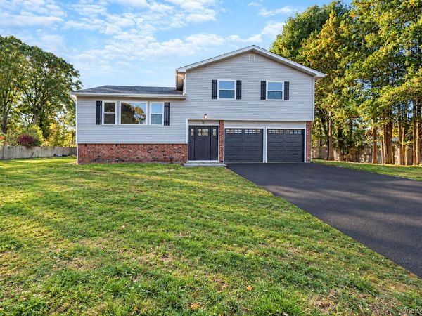 10 Starling Court , Coram, NY 11727
