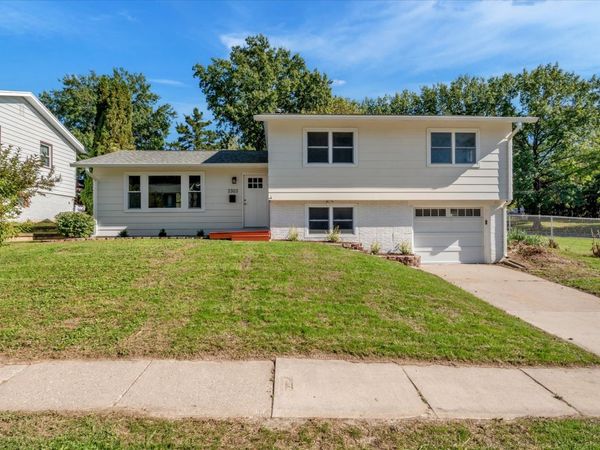 3303 S Hampton Drive , Bettendorf, IA 52722