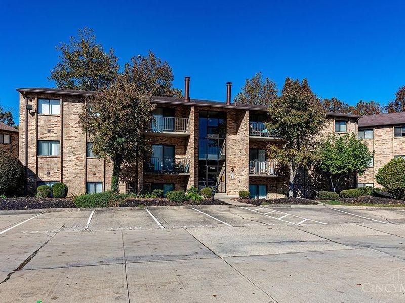 7240 Creekview Drive, Unit 2, Cincinnati, OH 45247 Photo 2