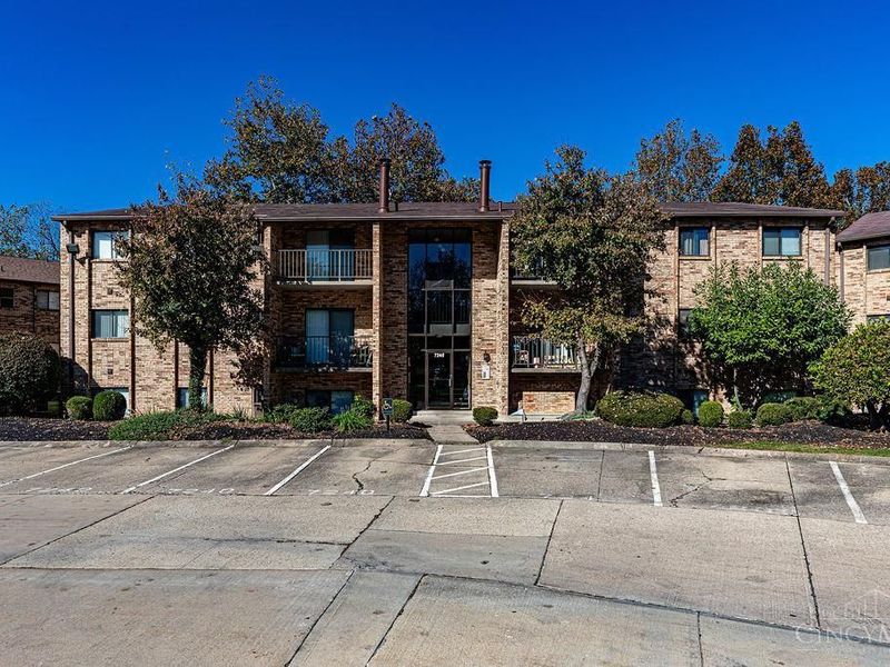 7240 Creekview Drive, Unit 2, Cincinnati, OH 45247 Photo 3