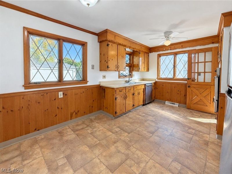 24601 Stephen Avenue, Euclid, OH 44123 Photo 3