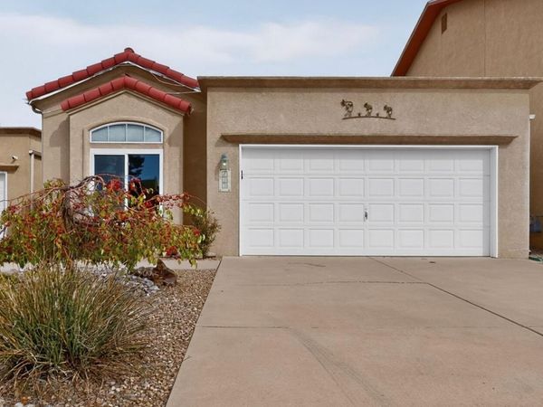 633 Lakeview Circle SE, Rio Rancho, NM 87124