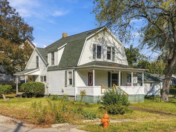 249 W Graham , Dixon, IL 61021