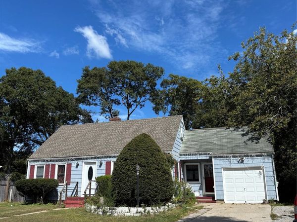 938 Ostrander Avenue , Riverhead, NY 11901