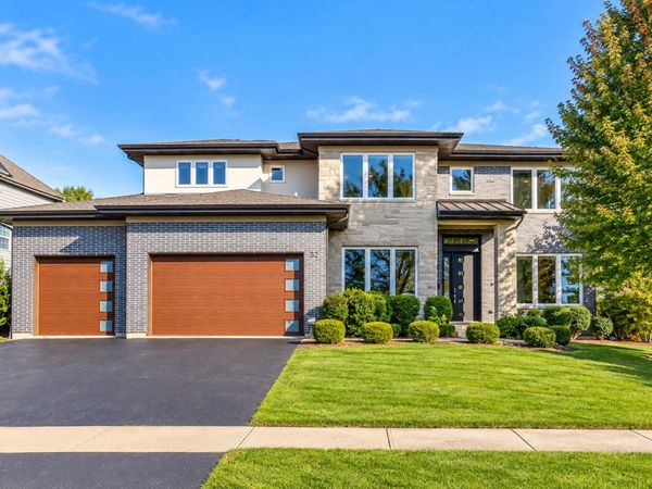 32 N Acacia Drive, Hawthorn Woods, IL 60047