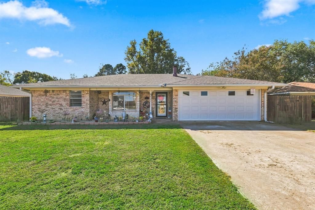 114 Brookshear Drive , Whitesboro, TX 76273 Main Photo