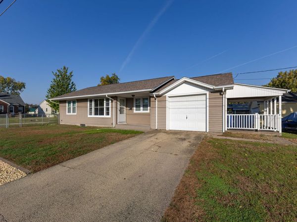 220 7th Street , Camanche, IA 52730