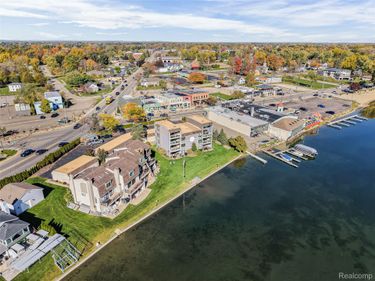 116 E Walled Lake Drive, Unit 2, Walled Lake, Mi 48390