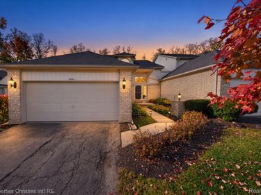 29461 Cove Creek Lane, Farmington Hills, Mi 48334