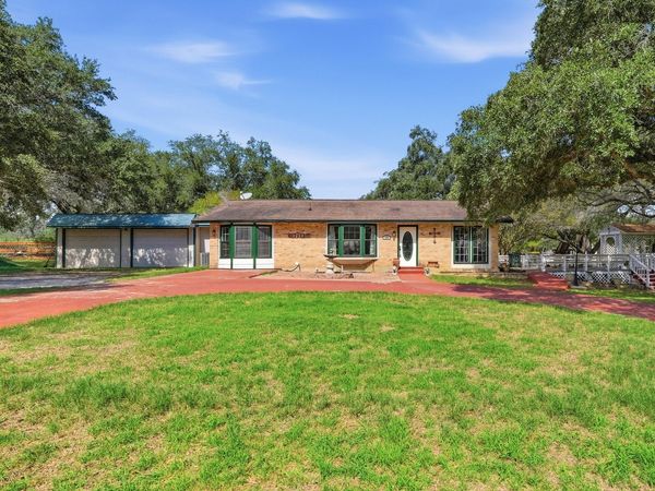 150 RANCH COUNTRY DR, La Vernia, TX 78121
