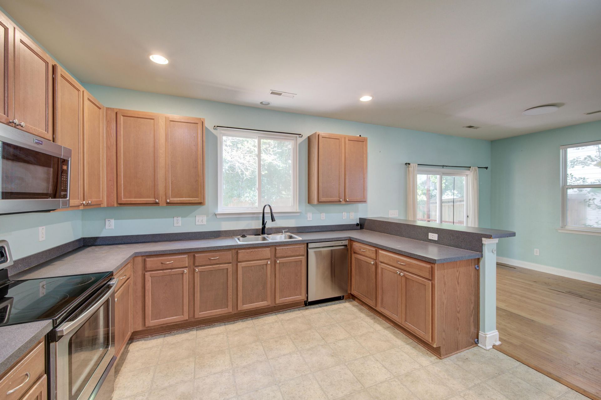 8828 Shadowglen Drive Photo 36
