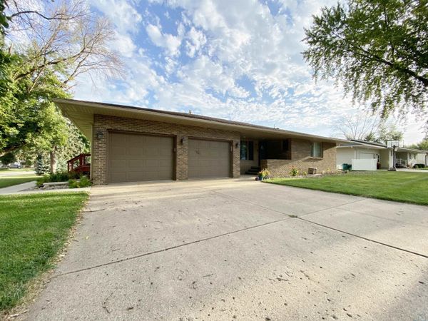 709 6th St SE, Le Mars, IA 51031
