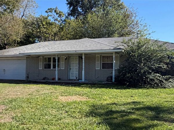 811 S Madison Avenue , Wagoner, OK 74467