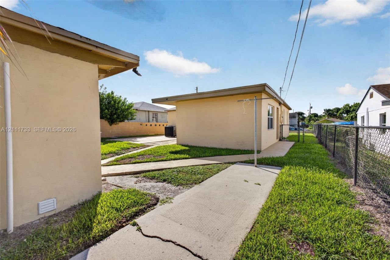 840 W 4th St , Riviera Beach, FL 33404 Photo
