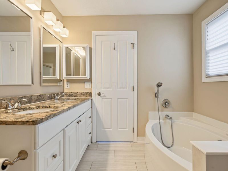 8833 Meadow Grass Lane, Lewis Center, OH 43035 Photo 18